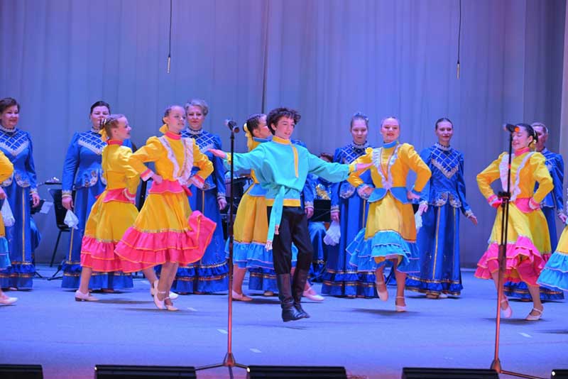 В Новотроицке с аншлагом прошел концерт народного ансамбля русской песни и танца «Изумруд»