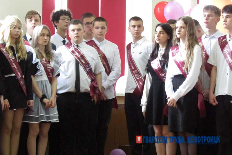Для новотроицких выпускников звучат последние школьные звонки
