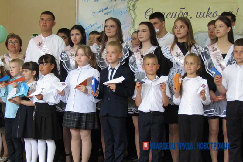 Для новотроицких выпускников звучат последние школьные звонки