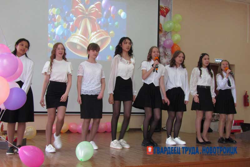 Для новотроицких выпускников звучат последние школьные звонки