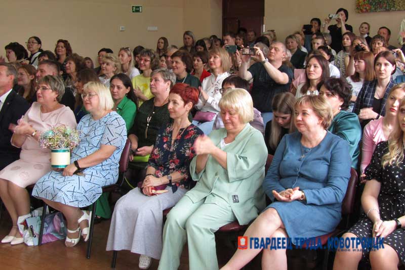 Для новотроицких выпускников звучат последние школьные звонки