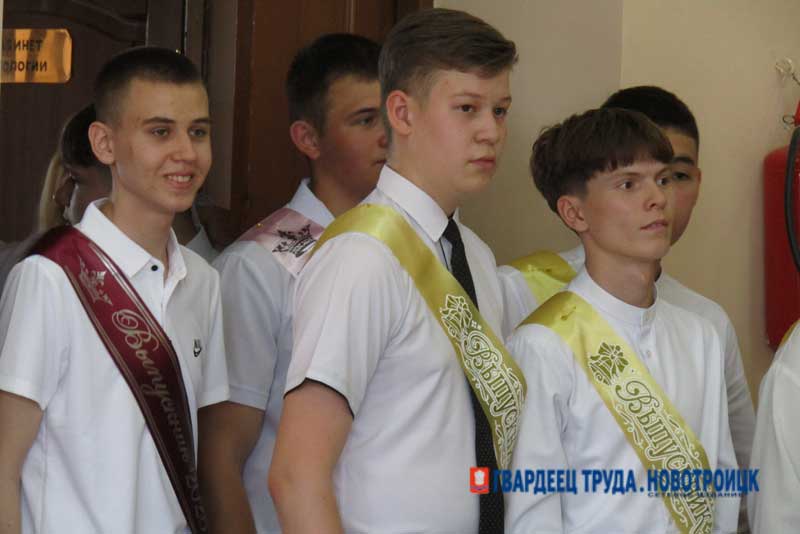 Для новотроицких выпускников звучат последние школьные звонки