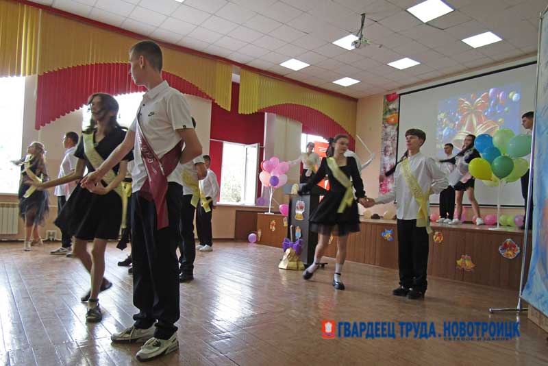 Для новотроицких выпускников звучат последние школьные звонки