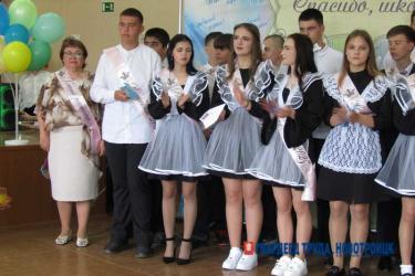 Для новотроицких выпускников звучат последние школьные звонки 