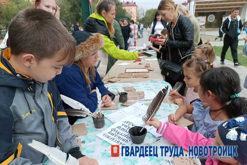 Новотройчане и гости города смогли окунуться в средневековую историю на  фестивале «Наследие мастеров. Ремесленный путь»