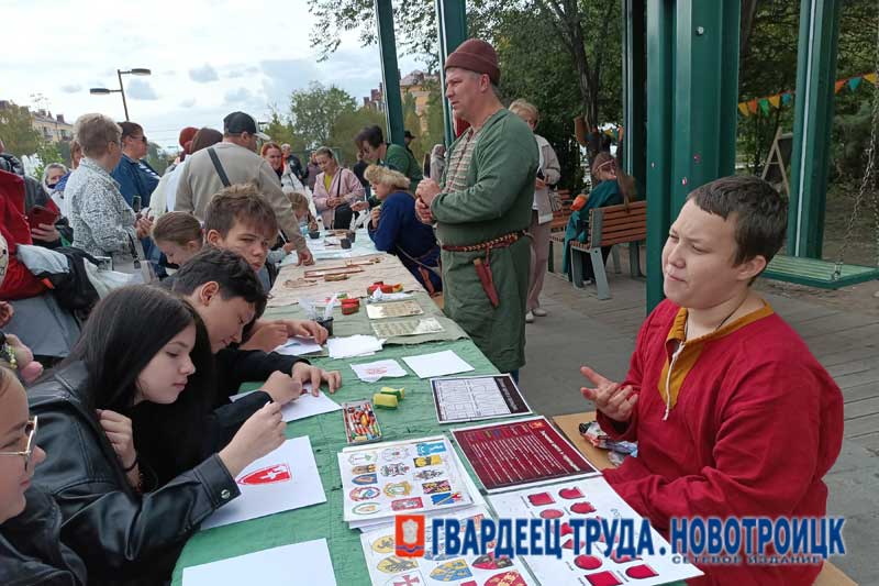 Новотройчане и гости города смогли окунуться в средневековую историю на  фестивале «Наследие мастеров. Ремесленный путь»