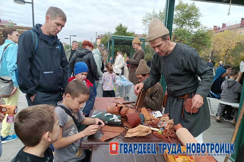 Новотройчане и гости города смогли окунуться в средневековую историю на  фестивале «Наследие мастеров. Ремесленный путь»