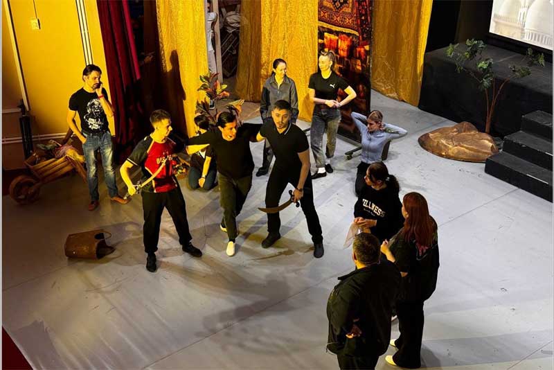  Оренбургский театр музыкальной комедии показал в подшефном Перевальском округе ЛНР новогодние представления