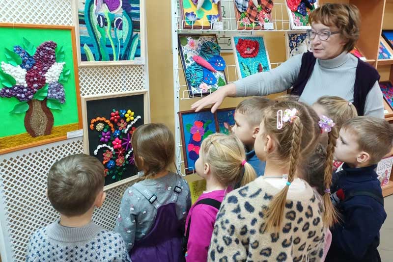 Модельная Библиотека семейного чтения Новотроицка создает «Цветочное настроение» и приглашает в «Зимнюю сказку»