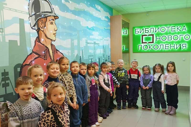 Модельная Библиотека семейного чтения Новотроицка создает «Цветочное настроение» и приглашает в «Зимнюю сказку»