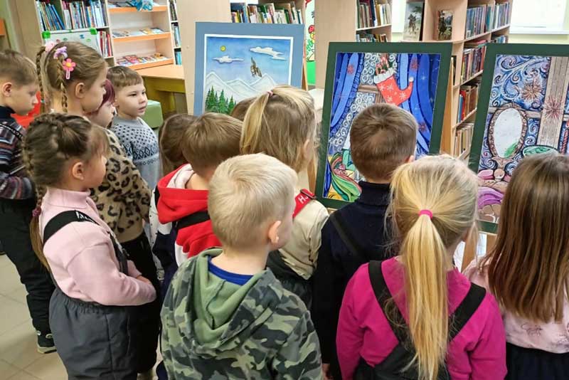 Модельная Библиотека семейного чтения Новотроицка создает «Цветочное настроение» и приглашает в «Зимнюю сказку»