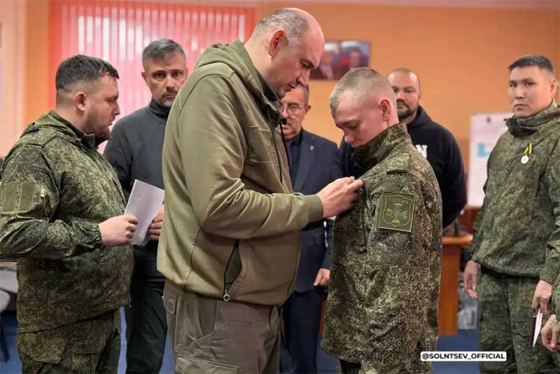 Бойцы из Оренбуржья в Луганской Народной Республике получили награды из рук губернатора области Евгения Солнцева