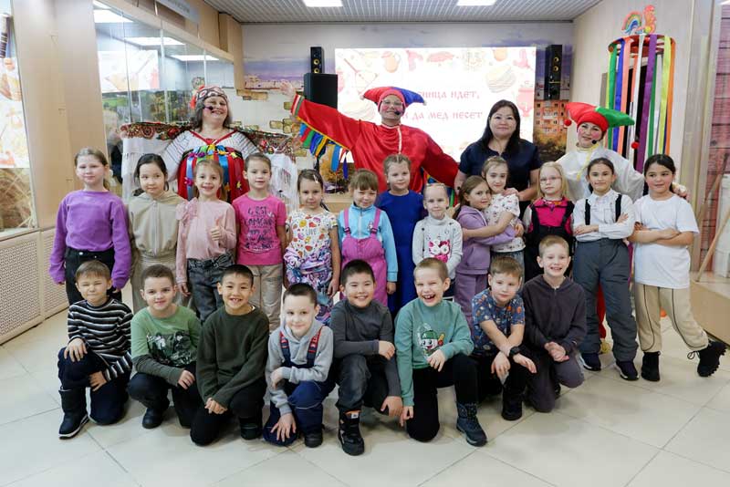 Сотрудники Новотроицкого музея устроили для детей проводы Масленицы (+6)