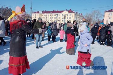 В последний день Масленицы новотройчане весело проводили зиму