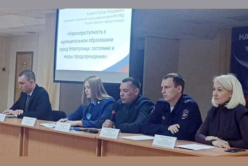 В Новотроицке накануне летнего сезона сотрудники полиции рассказали об ответственности за управление подростками мопедами и скутерами