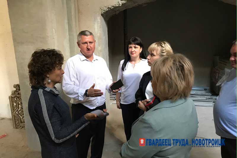 Евгения Шевченко оценила ход ремонтных работ на объектах культуры Новотроицка