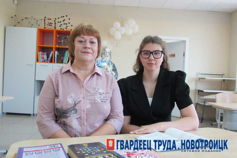 Первые стобалльники. Выпускница гимназии №1 Новотроицка Екатерина Кебу