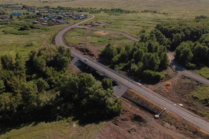 В восточном Оренбуржье на оживленной автотрассе после капитального ремонта открыли движение по двум мостам