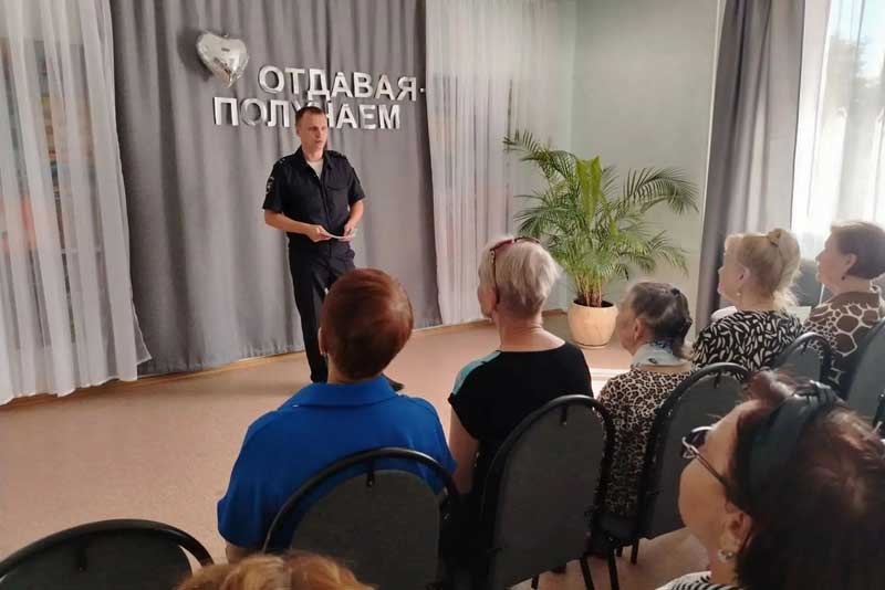 Новотроицких ветеранов познакомили со статистикой дорожно-транспортных происшествий с участием пожилых людей