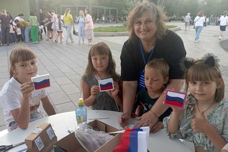 В Новотроицке горожане создали лоскутные варианты российского триколора