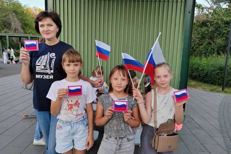 В Новотроицке горожане создали лоскутные варианты российского триколора