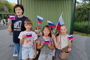 В Новотроицке горожане создали лоскутные варианты российского триколора