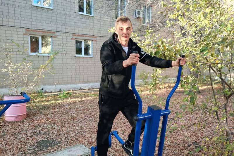 Участник СВО, выпускник Новотроицкого политехнического колледжа Андрей Рафиков после ранения проходит реабилитацию в центре «Бодрость» Медногорска