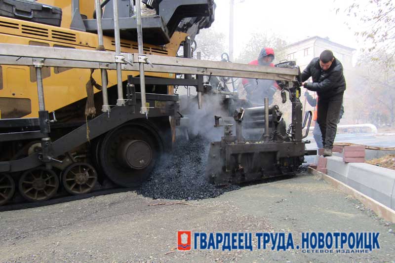 В Новотроицке продолжается ремонт дороги -дублера улицы Железнодорожной