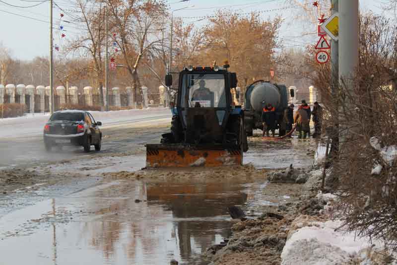 Ремонтные работы по устранению аварии на центральном водоводе в районе дома №26 по улице Советской продолжаются 