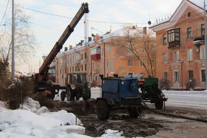 Ремонтные работы по устранению аварии на центральном водоводе в районе дома №26 по улице Советской продолжаются 