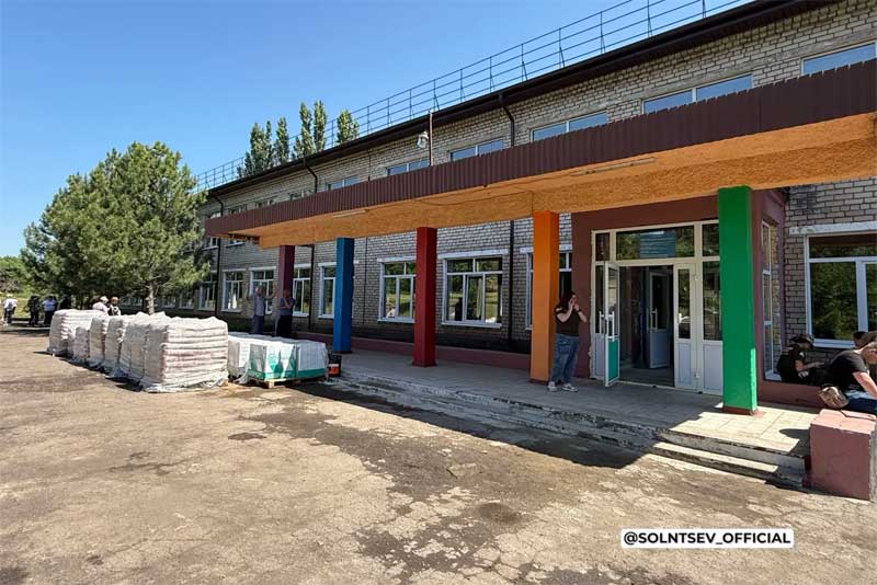 Губернатор Оренбуржья в Луганской Народной Республике побывал в школе, которая трижды повергалась обстрелам со стороны ВСУ