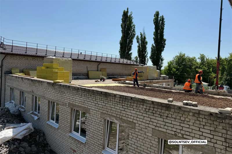 Губернатор Оренбуржья в Луганской Народной Республике побывал в школе, которая трижды повергалась обстрелам со стороны ВСУ
