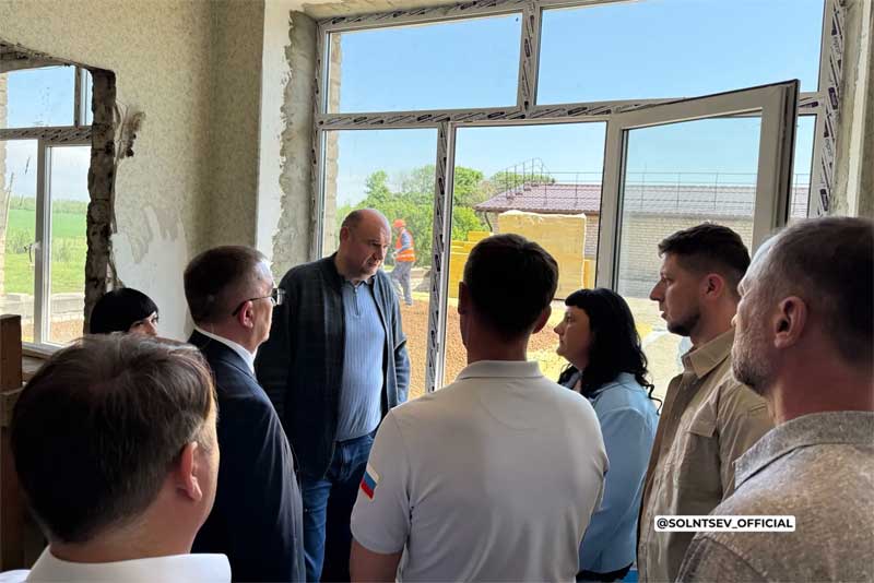 Губернатор Оренбуржья в Луганской Народной Республике побывал в школе, которая трижды повергалась обстрелам со стороны ВСУ