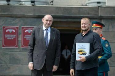 Евгений Солнцев передал новые школьные автобусы в образовательные учреждения региона