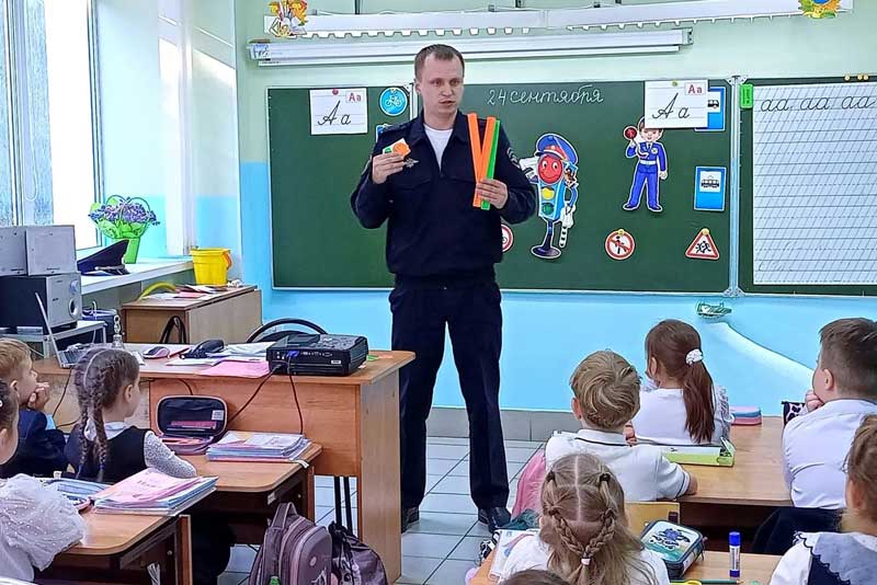 В Новотроицкой гимназии №1 школьный урок провел сотрудник Госавтоинспекции
