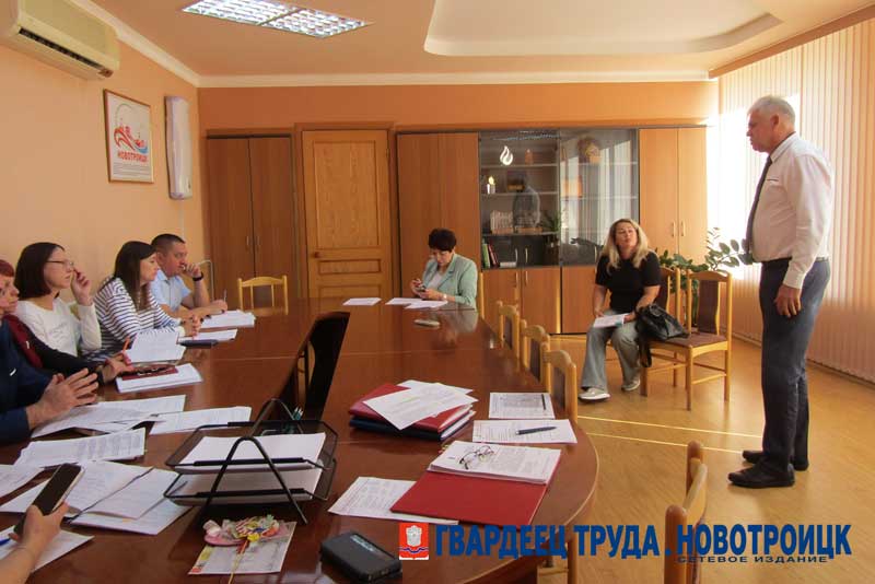 Олег Папунин на связи с жителями Новотроицка