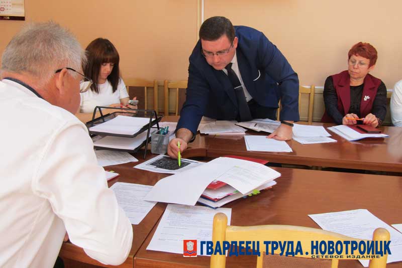 Олег Папунин на связи с жителями Новотроицка