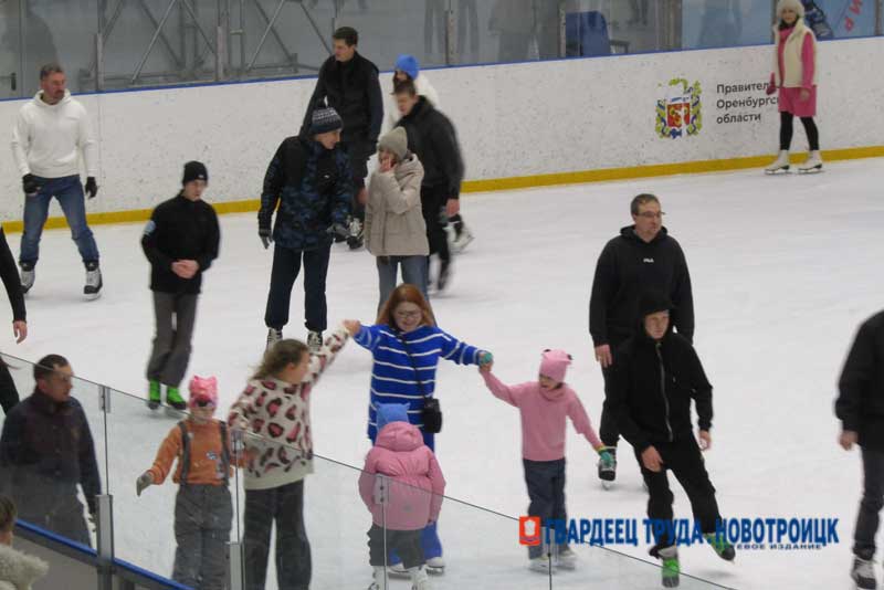 Новотройчане провели воскресный «Вечер на коньках»