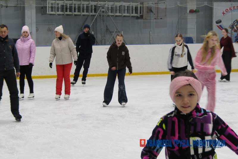 Новотройчане провели воскресный «Вечер на коньках»