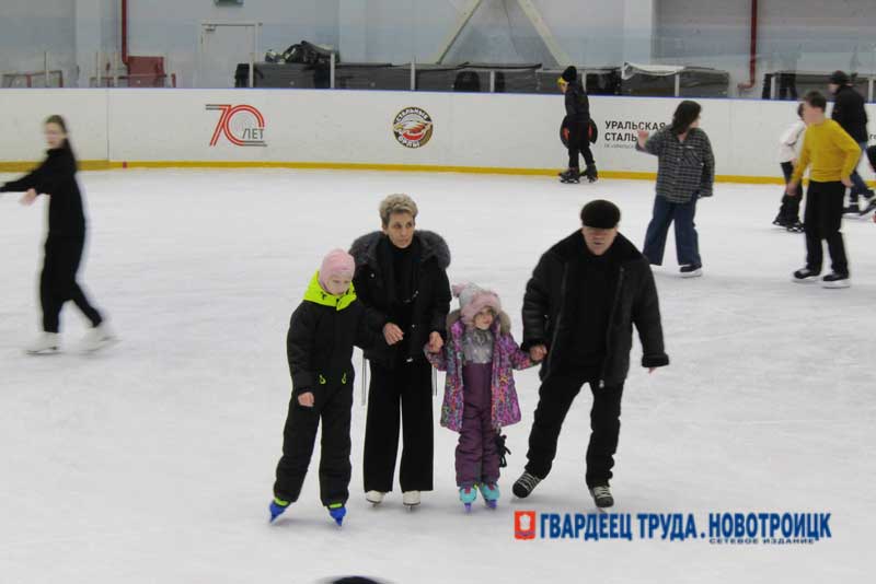 Новотройчане провели воскресный «Вечер на коньках»