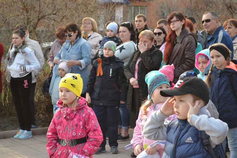 У мемориала «Вечно живым» прошла акция «Георгиевская ленточка»