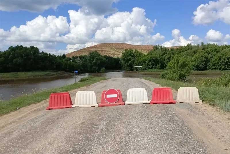 В Оренбуржье  из-за подтопления обильными осадками остаются закрытыми пять низководных мостов и четыре участка дорог
