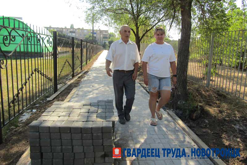 В Новотроицке продолжается благоустройство сразу двух территорий в центре города