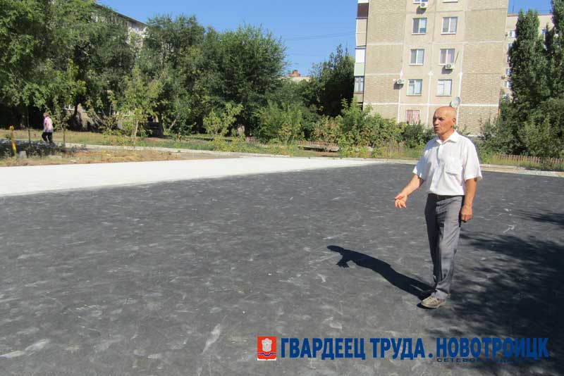 В Новотроицке продолжается благоустройство сразу двух территорий в центре города