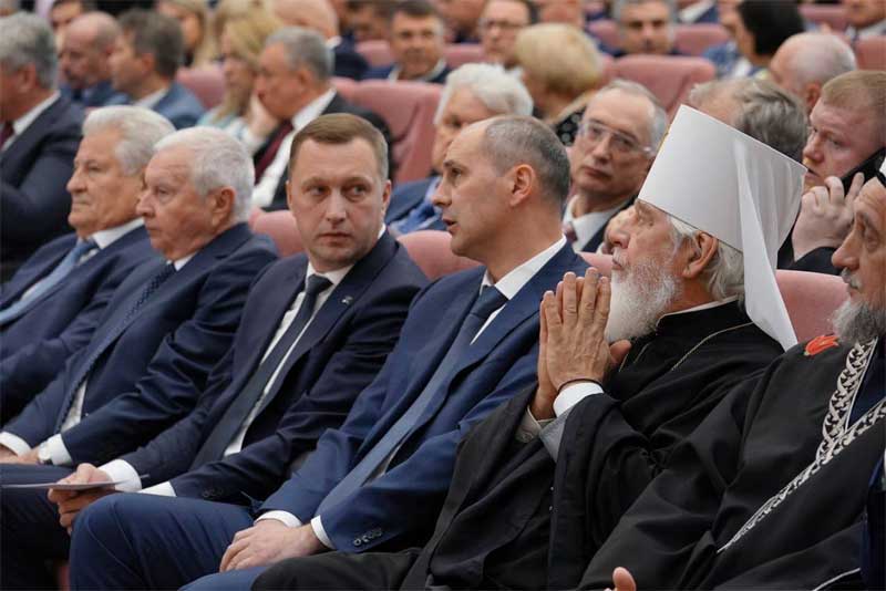 25 сентября губернатор Денис Паслер в Самаре принял участие в торжественной церемонии официального вступления Дмитрия Азарова в должность губернатора Самарской области.