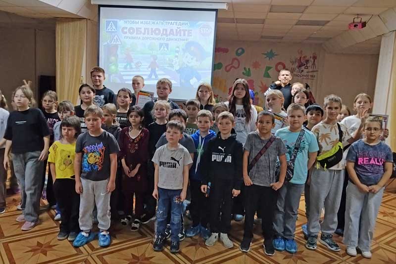 Воспитанникам новотроицких детских домовых клубов в игровой форме напомнили о правилах дорожного движения