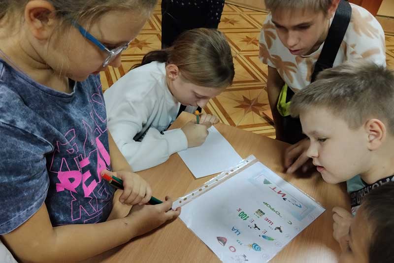 Воспитанникам новотроицких детских домовых клубов в игровой форме напомнили о правилах дорожного движения