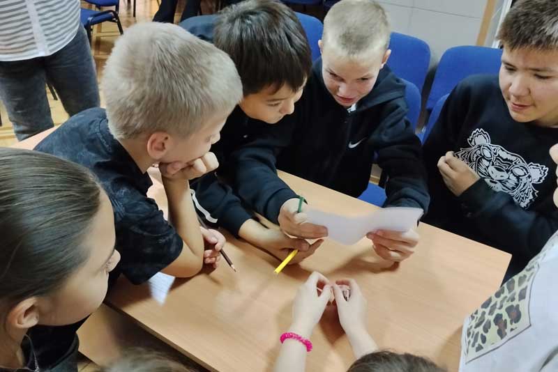 Воспитанникам новотроицких детских домовых клубов в игровой форме напомнили о правилах дорожного движения