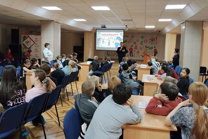 Воспитанникам новотроицких детских домовых клубов в игровой форме напомнили о правилах дорожного движения