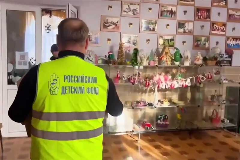 В Донбассе представители Оренбургского отделения Российского детского фонда поздравили ребят с Новым годом и вручили подарки